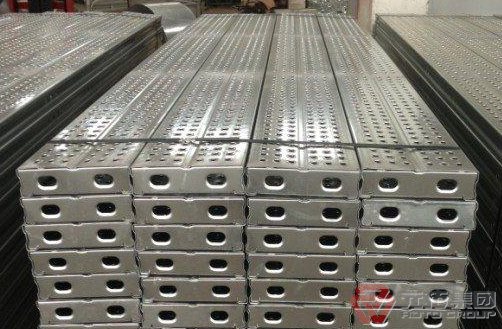 鋼管架子用鋼踏板比用木踏板、竹踏板安裝方便